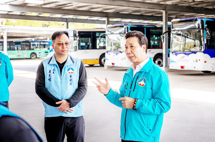 縣長陳福海關心金門的公共交通運輸。（縣府提供）