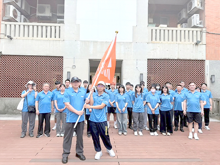 挑戰全大運，金大校長陳建民授旗。（金大提供）