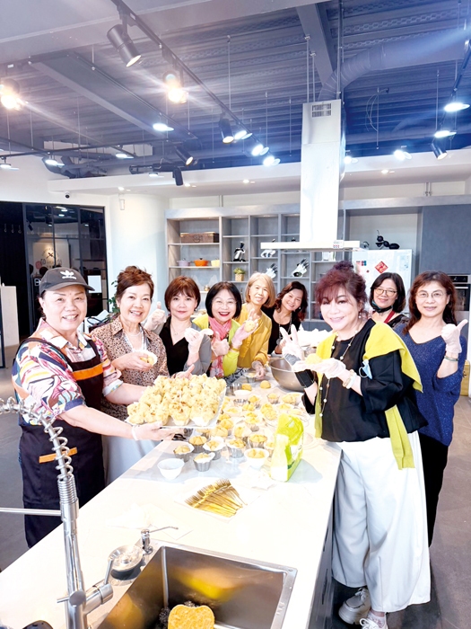 世華金門分會會長洪秀暖、理事許王淑珠帶領姐妹們進行傳統發糕手作體驗。（世華金門分會提供）