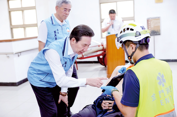 縣長陳福海肯定金門消防弟兄的救災應變能力。（消防局提供）