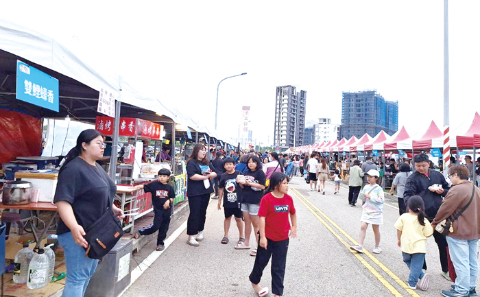 活動現場美食大集合。（蔡麗玉攝）