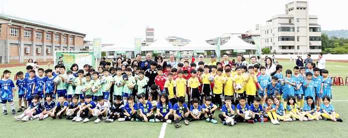 114學年度小學生足球賽金門預賽，在金湖國小足球場大合照。（陳麗妤攝）