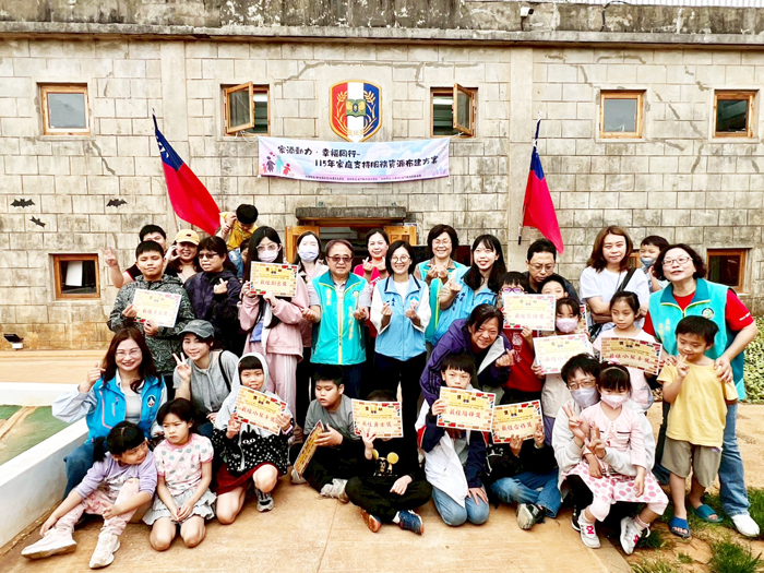 生命線團隊辦理「兒少自我成長輔導團體－彩色積木的寶村：兒少創作行動計畫」成果展。（金門縣生命線協會提供）