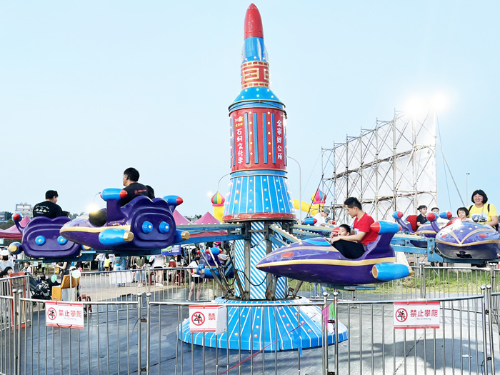 多項遊樂設施彷彿小小遊樂園。（高凡淳攝）