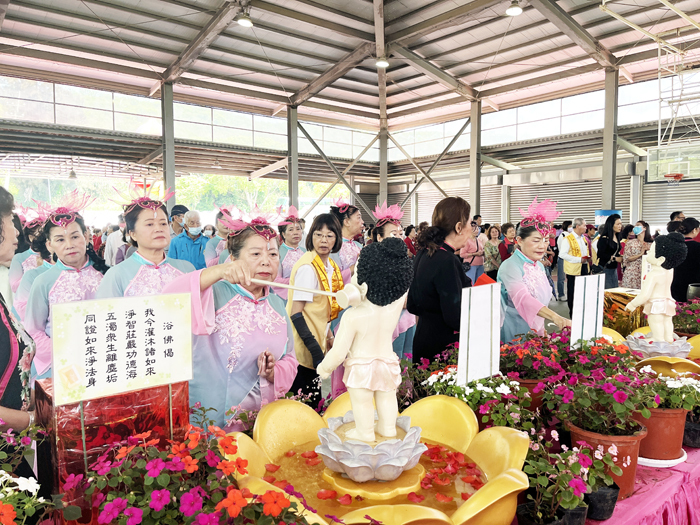 民眾扶老攜幼前往禮佛。（高凡淳攝）