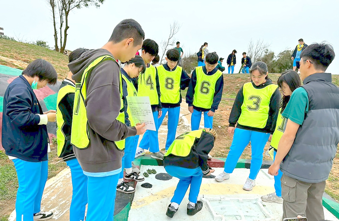 學生進行沙盤推演。（金管處提供）