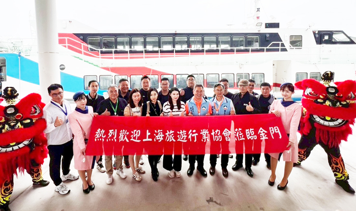 上海踩線團抵達水頭碼頭，金門縣副縣長陳祥麟、觀光處長許績鑫及旅行公會理事長翁炳信親自接待，並合影留念。
（蔡麗玉攝）