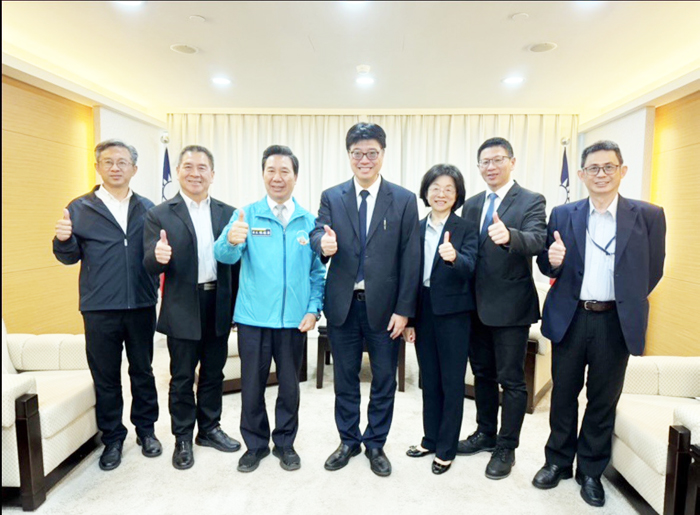 縣長陳福海今年3月剛拜會陸委會主委邱垂正，爭取小三通航班增班。（縣府提供）