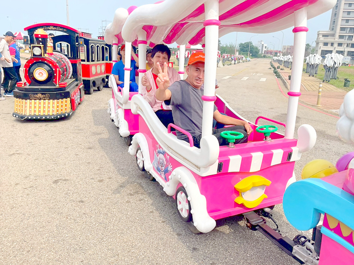 福田院生體驗石蚵季遊樂設施。
（金寧鄉公所提供）