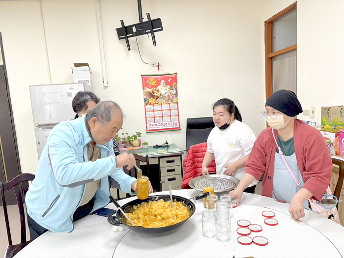 黃金菜球製作教學體驗。
（陳麗妤攝）