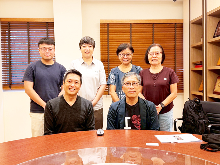 協助運返文物的呂瑞發董事長（左前一）與江柏煒教授（右前一）等人合影。（翁沂杰提供）