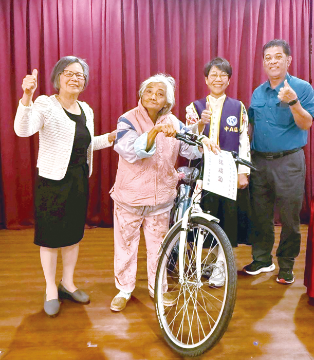 康復之友協會在會員大會舉辦摸彩。（陳麗妤攝）