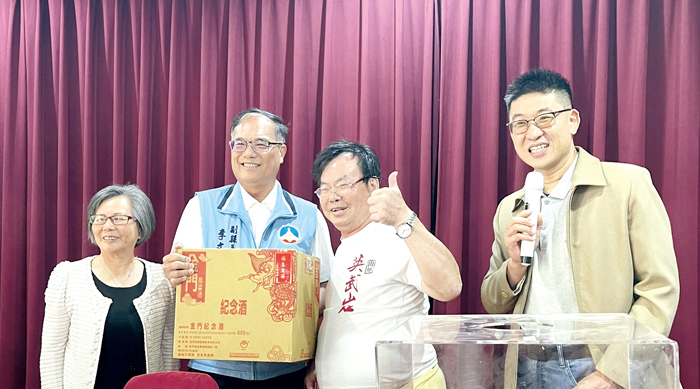 康復之友協會在會員大會舉辦摸彩。（陳麗妤攝）