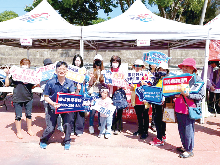 民眾手持宣導看板合影。（消防局提供）