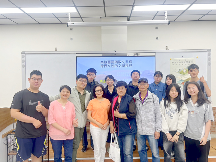 洪玉芬（前排左四）在金大與師生及寫作協會人員互動。（金大提供）