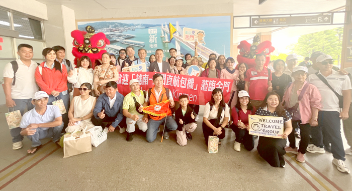 副縣長陳祥麟、縣府觀光處長許績鑫與金門航空站主任林義勇歡迎國際旅客前來金門旅遊。（高凡淳攝）