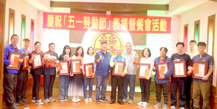 金寧鄉公所表揚模範勞工，藉以肯定獲獎勞工的優異表現。
（金寧鄉公所提供）