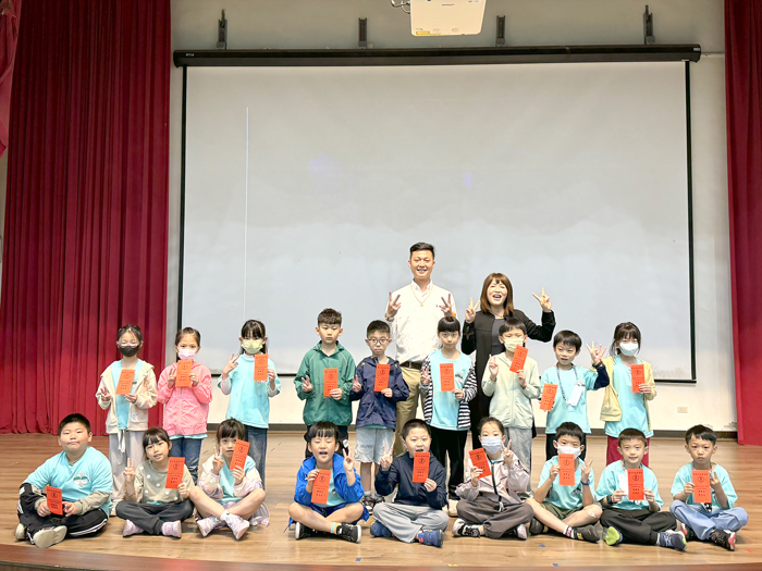 金鼎國小頒發「雲天卓越進步獎」。（金鼎國小提供）