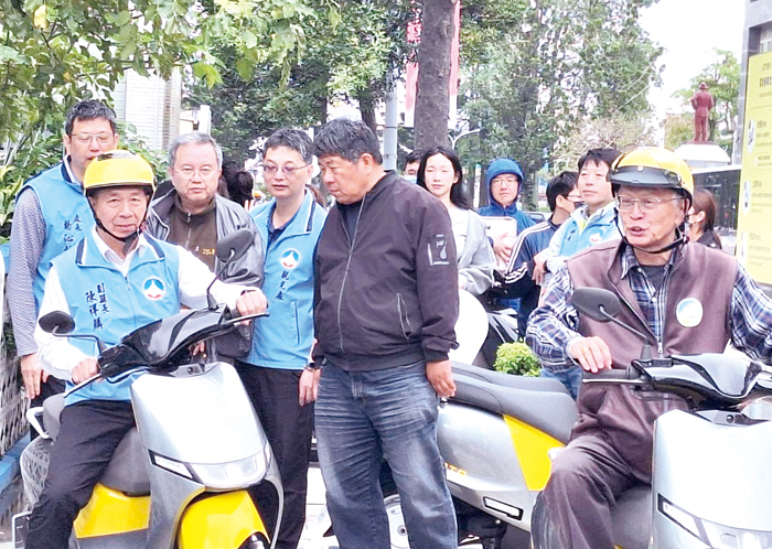 副縣長陳祥麟（左1）轉乘共享二輪運具，示範下載註冊應用程式及租借騎乘方式。（蔡麗玉攝）