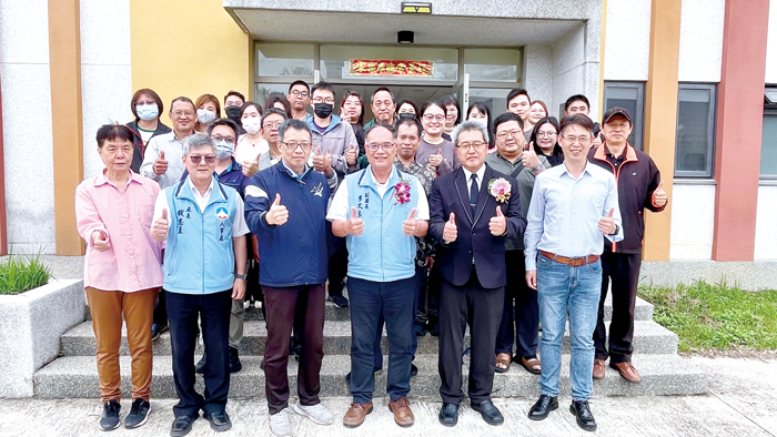 金門縣動植物防疫所昨舉行所長布達典禮，在縣府人事處、產業發展處及防疫所同仁見證下，樊德正（前排右2）正式履新。（陳麗妤攝）