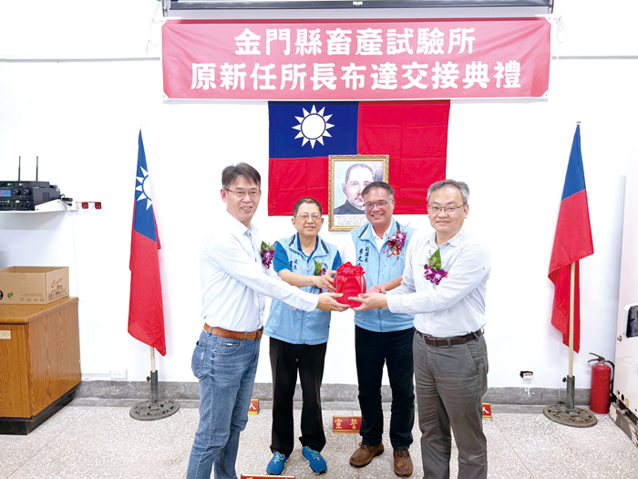 金門縣畜產試驗所昨舉行所長布達交接典禮，由代理所長李文堆（左）將印信交接予新任所長呂世義（右）。（陳麗妤攝）