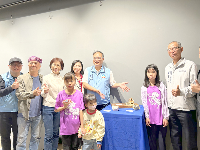 賢庵國小「匠心童陶」師生陶藝創作展開幕，副縣長李文良與來賓稱讚小藝術家們的童趣創意。（許加泰攝）