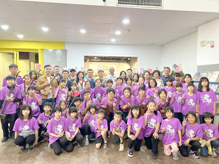 賢庵國小師生陶藝創作展開幕合影。（許加泰攝）