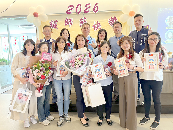 副縣長陳祥麟、衛生局長李金治等來賓與資深護理人員及績優護理人員合影。（高凡淳攝）