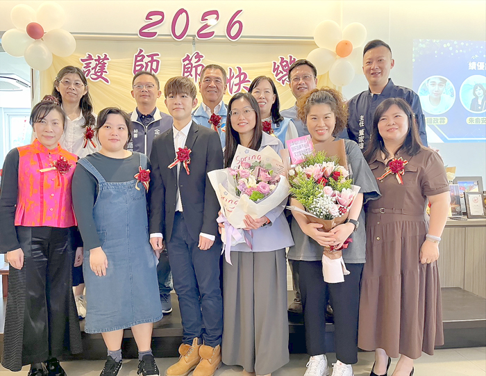 副縣長陳祥麟、衛生局長李金治等來賓與資深護理人員及績優護理人員合影。（高凡淳攝）