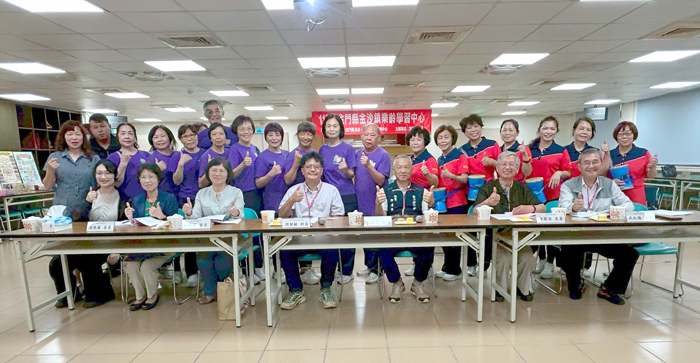 家庭教育中心訪視樂齡中心。
（金沙鎮樂齡學習中心提供）