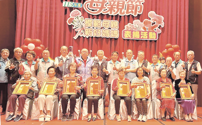 金沙鎮表揚模範母親與新好媽媽。（蔡麗玉攝）