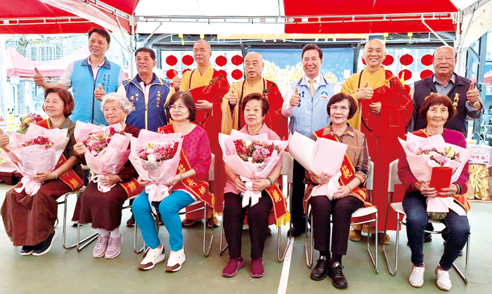 佛誕母親節交織，金湖擴大舉辦浴佛勝會，縣長、各界貴賓與模範母親合影。（蔡麗玉攝）