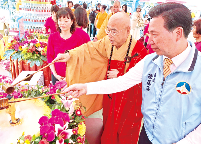 縣長陳福海與心茂長老浴佛恩聚善念。（蔡麗玉攝）