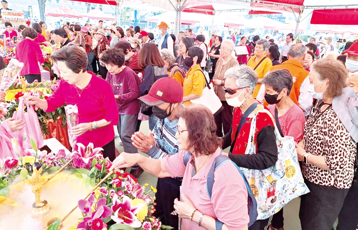 鄉親浴佛祈福。（蔡麗玉攝）
