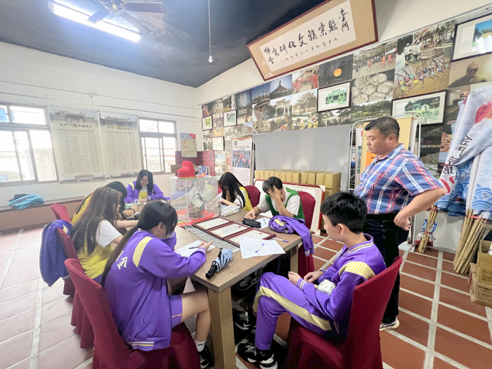 金湖國中學生戶外教學認識金門宗族文化與家族歷史脈絡。（葉鈞培老師提供）