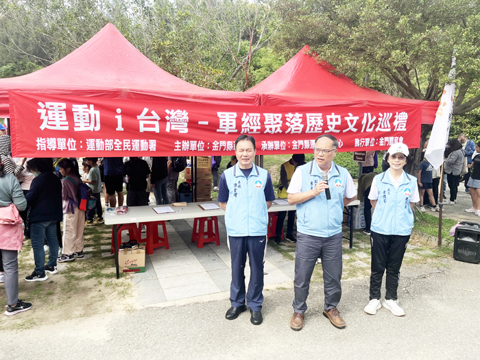 副縣長李文良等人到場與民眾共同參與，在初夏微風中展開人文健行之旅。（莊煥寧攝）