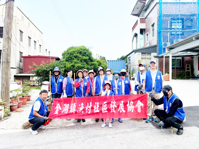 金湖鎮社區環境清潔日，各社區志工與居民攜手投入環境整頓工作，以實際行動守護家園。（金湖鎮公所提供）