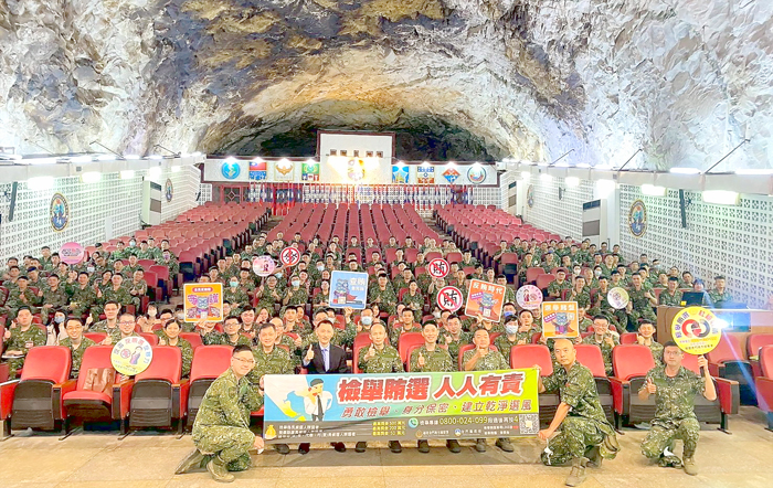 金門地方檢察署檢察長趙燕利前往擎天廳向官兵進行反毒、反詐、反賄選暨維護國家安全法治教育宣導，並與官兵開心合照。（地檢署提供）