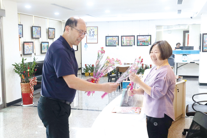 金寧鄉公所致贈康乃馨，祝福女性同仁母親節快樂。（金寧鄉公所提供）