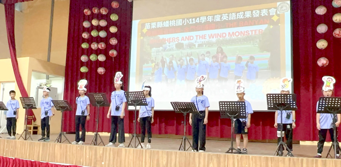 三至六年級的九位學生，在校長陳正字、主任李卓恩、教師何曉昀等帶領下，前往苗栗蟠桃國小校際交流。（何浦國小提供）