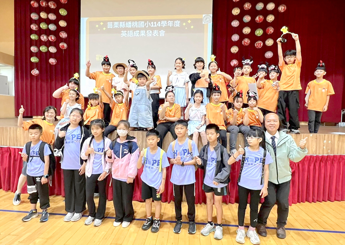 三至六年級的九位學生，在校長陳正字、主任李卓恩、教師何曉昀等帶領下，前往苗栗蟠桃國小校際交流。（何浦國小提供）