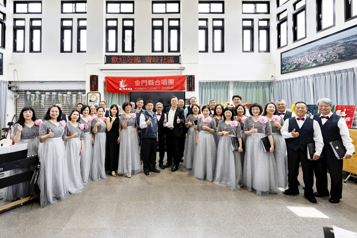 金門縣合唱團「聲命中的愛～2026母親節感恩音樂會」第二場移地青岐社區活動中心演出，團員唱出對母愛的禮讚與祝福。（金門縣合唱團提供）