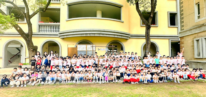 中正國小舉辦「幸福在中正歌唱」活動，師生大合影。（校方提供）