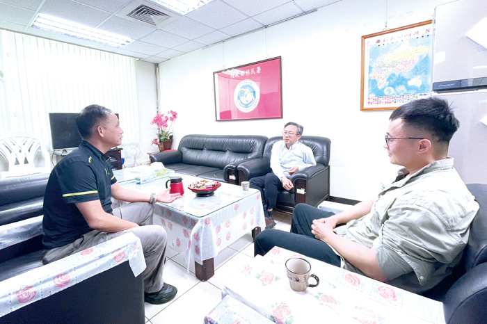 金門縣政府觀光處處長許績鑫代表縣長陳福海，前往金門港旅運中心拜會移民署金門服務站，慰勞第一線執勤人員。（縣府提供）
