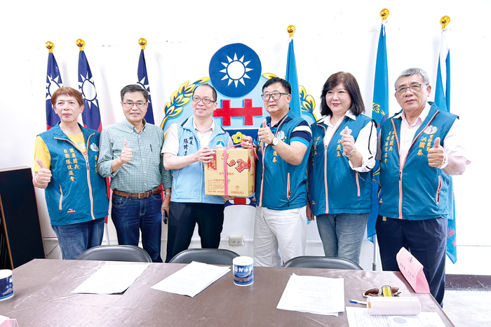 金門縣國慶閱兵自衛隊促進會召開理監事聯席會議暨慶賀母親節餐會。（陳永富提供）