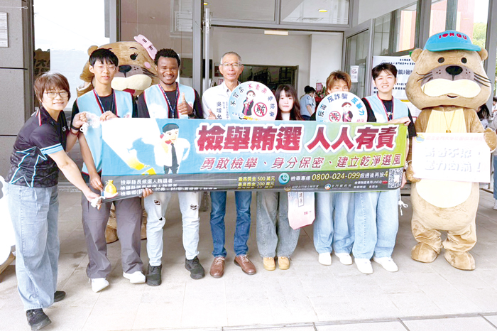 金門地檢署與金門縣警察局共同前進金門大學進行反賄選宣導活動。（地檢署提供）