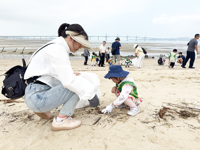 金門國家公園管理處攜手各界為慈堤淨灘。（金管處提供）