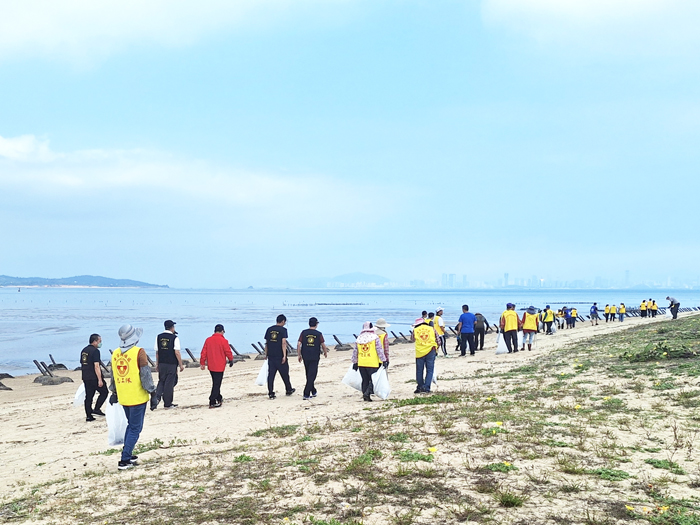 金門國家公園管理處攜手各界為慈堤淨灘。（金管處提供）