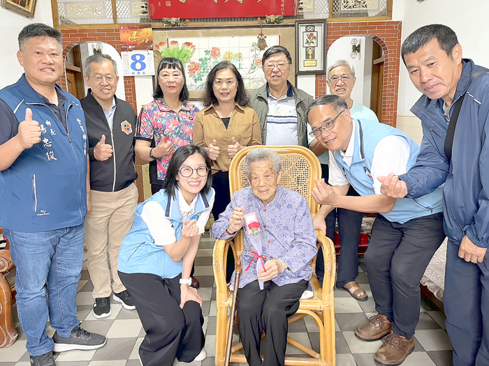 探訪金寧高齡母親許楊速珍。（高凡淳攝）