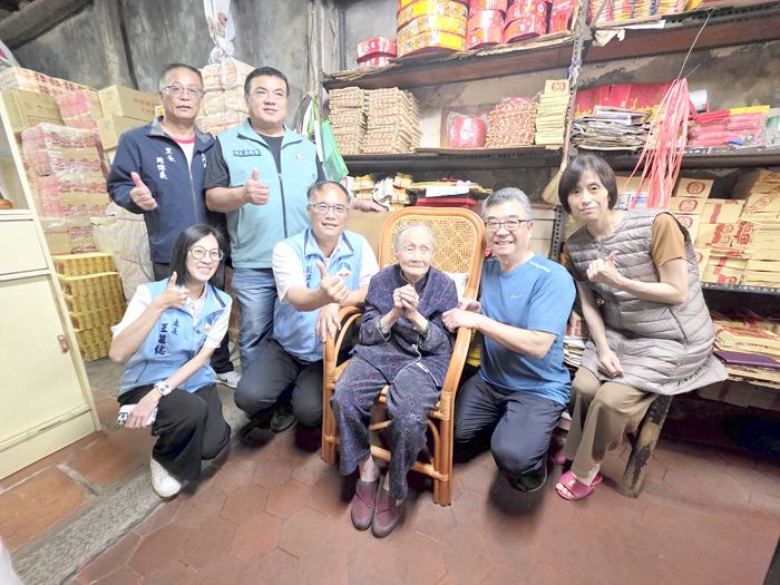 縣府與公所團隊向薛素明阿嬤祝賀母親節。（許峻魁攝）